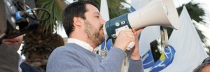 Matteo Salvini e i suoi sostenitori davanti al piazzale del Policlinico di Bari