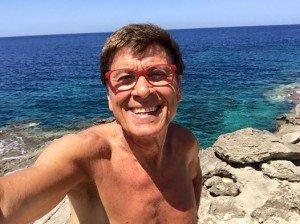 Gianni morandi nudo-selfie-autoscatto-iene-brexit-ue-laburisti