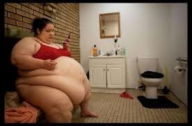 La donna più grassa del mondo che va sullo scivolo