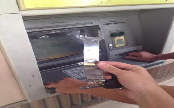 Nuovo trucco per rubare soldi dal bancomat, sistema della forchetta