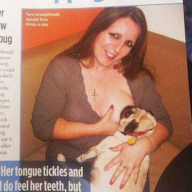 Donna allatta cucciolo di cane al seno