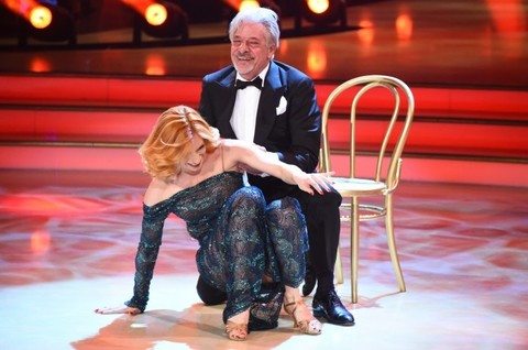 Giancarlo Giannini, balla tango travolgente, cade sopra la ballerina