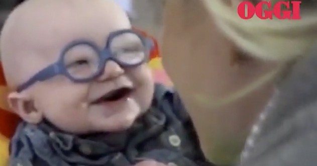 La reazione del bimbo che indossa i suoi primi occhiali e vede la mamma