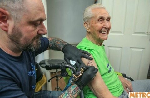 Super nonno di 104 anni, festeggia il suo 104esimo anno, tatuandosi sul braccio
