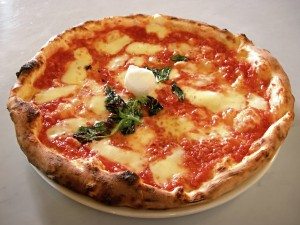 Eq_it-na_pizza-margherita_sep2005_sml_la ricetta della vera pizza napoletana_iene_enzo coccia