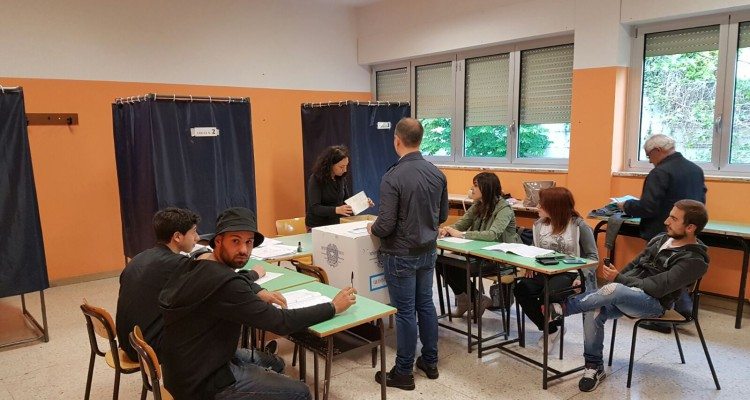 Elezioni a Roma, orari disumani per scrutatori, rischio schede e voti conteggiati male.