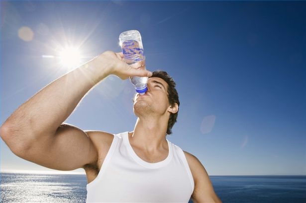Sfatato il mito che bisogna bere 8 bicchieri d'acqua al giorno