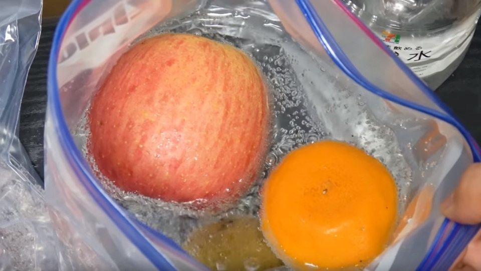 Mette la frutta nell'acqua frizzante, il risultato è sorprendente