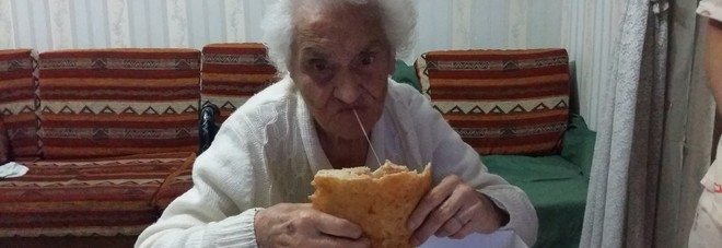 Nonnina di 106 anni, mangia la pizza fritta cicoli e ricotta