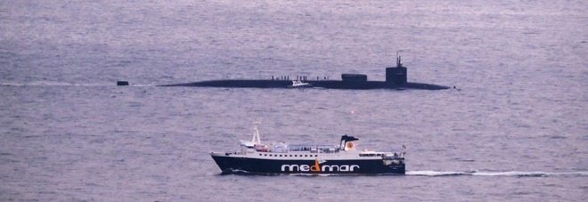 Strano sottomarino spunta a Napoli, su via Caracciolo