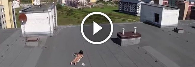 Il drone la riprende in topless, ma guardate lei cosa fa (Video)