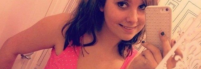 "Il mio seno continua a crescere", ragazza 21enne lancia appello on-line