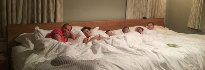  Un Letto di 5 metri per dormire con i suoi 4 figli.