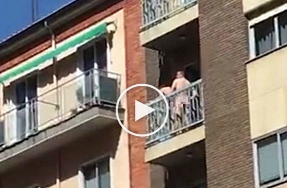 Sesso in balcone, completamente nudi, video virale