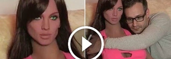 Samantha la sexy bambola che reagisce agli stimoli e raggiunge l'orgasmo