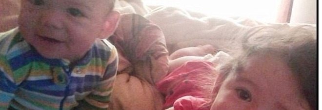 Chiude figlia di 2 anni con fratellino per punizione in auto: bimbi soffocati dal caldo