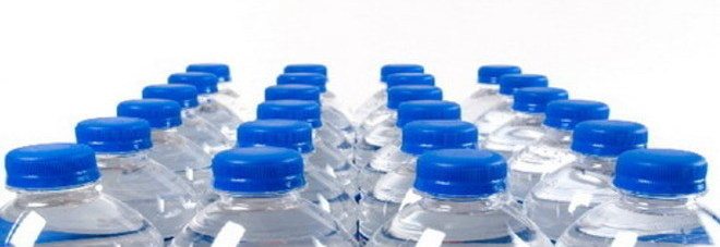 Attenzione alle bottiglie di plastica di acqua minerale esposte al sole