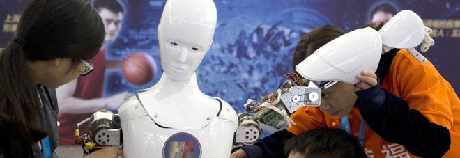 Due robot iniziano a parlare una lingua sconosciuta fra loro, paura tra gli scenziati
