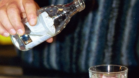 Bergamo, un bicchiere d'acqua costa 5€, famiglia indignata va via dal bar
