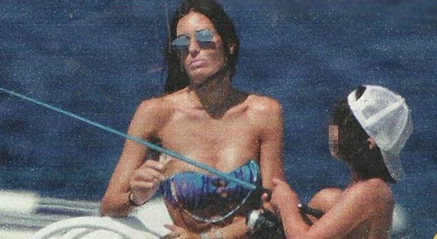 Elisabetta Gregoraci, pomeriggio triste in barca e doccia hot