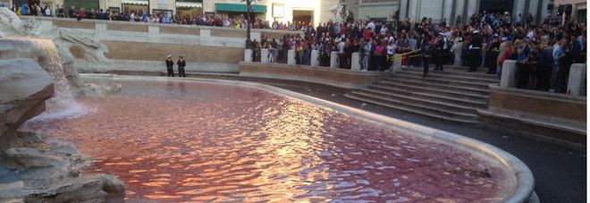 Roma: fontana di Trevi, di nuovo colorata con il liquido rosso