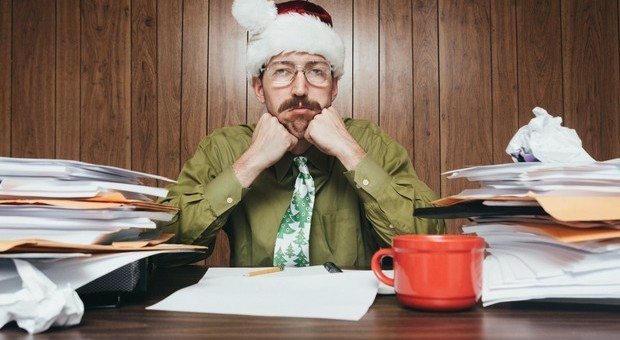 Lavorate a Natale? Ecco i consigli su come superare la tristezza.