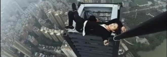 Si arrampica sul grattacielo per scattarsi un selfie, cade e muore