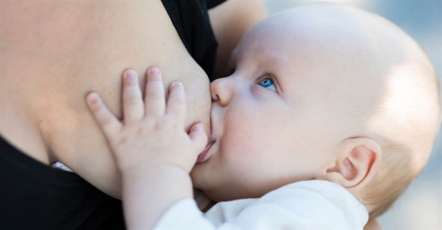 Trans allatta il suo bimbo grazie ad una cura ormonale, primo caso al mondo