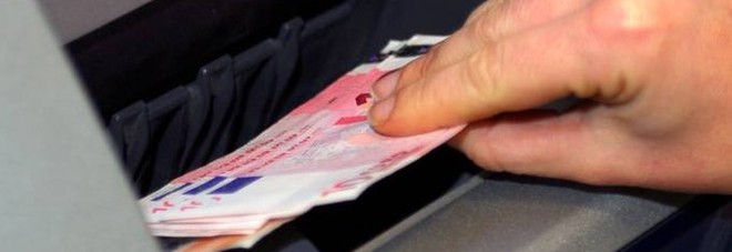 Trova 500 euro nello sportello del bancomat e cerca il proprietario