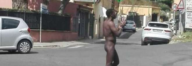 Violentatore nudo a Roma, la foto è virale sui social
