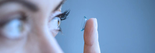 Donna con la lente a contatto incastrata per 28 anni nell'occhio.