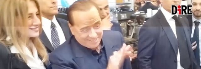 Le solite gaffes di Berlusconi, questa volta sulle strette di mano e attenzione al suo gioco sporco!
