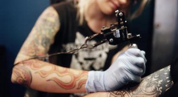 Tatuaggi, sono cancerogeni, allarme dal ministero della Salute.