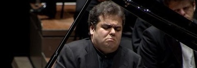 Noto pianista interrotto dal suono di un cellulare in un concerto.