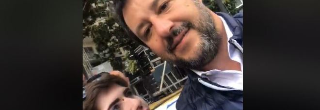 Finge di fare foto con Salvini, "Ma non erano tutti terroni di m...!"