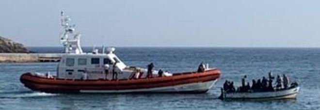 Altro che porti chiusi, nuovi sbarchi a Lampedusa, arrivano in 50 a bordo di 2 gozzi.