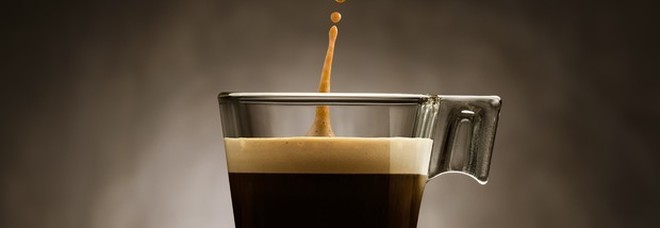 Caffè, tre o più tazzine al giorno possono scatenare il mal di testa.