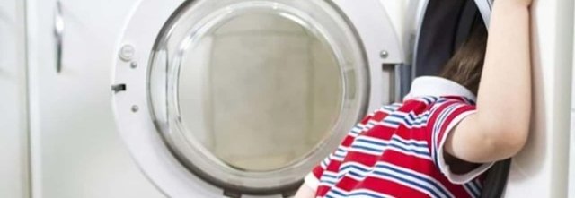 Bimbo di 3 anni si nasconde per gioco nella lavatrice e poi è morto.