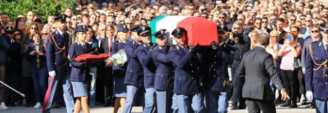 Poliziotti uccisi, folla al funerale: «Non vi dimenticheremo mai» | Il Mattino